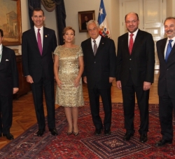 Don Felipe junto al Presidente de Chile y su esposa, el embajador de España en Chile, el secretario de Estado de Cooperación Internacional y para Iber